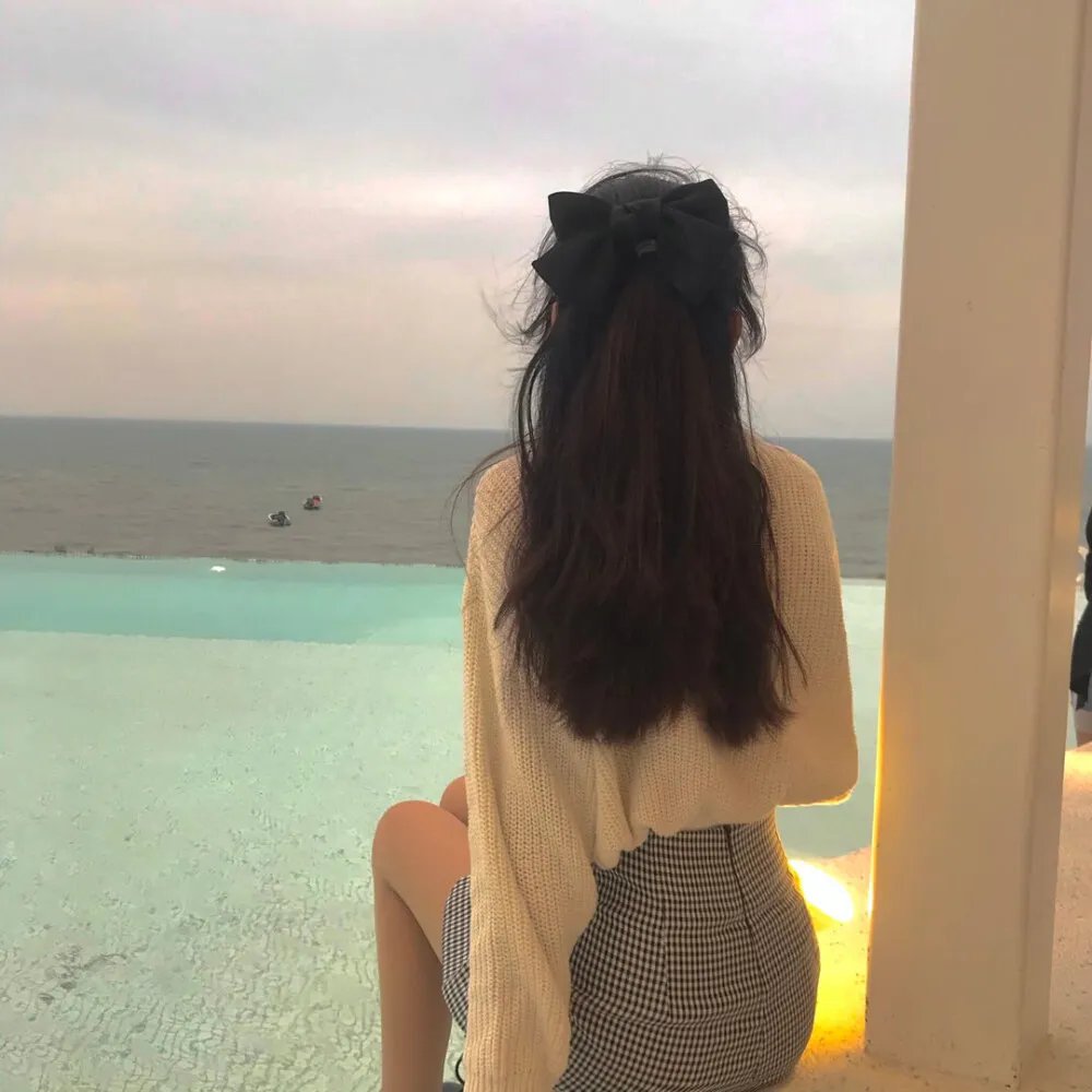 绯红色的窗帘